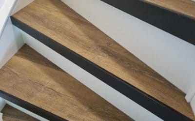 Traprenovatie treden click pvc, stootborden hout, poedercoat stalen neus